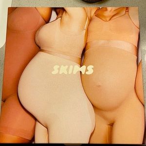 Skims maternity sculpting short mid thigh